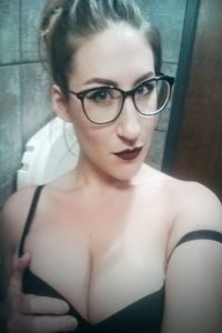 Capucine coquine lunettes, tel rose amatrice fougueuse